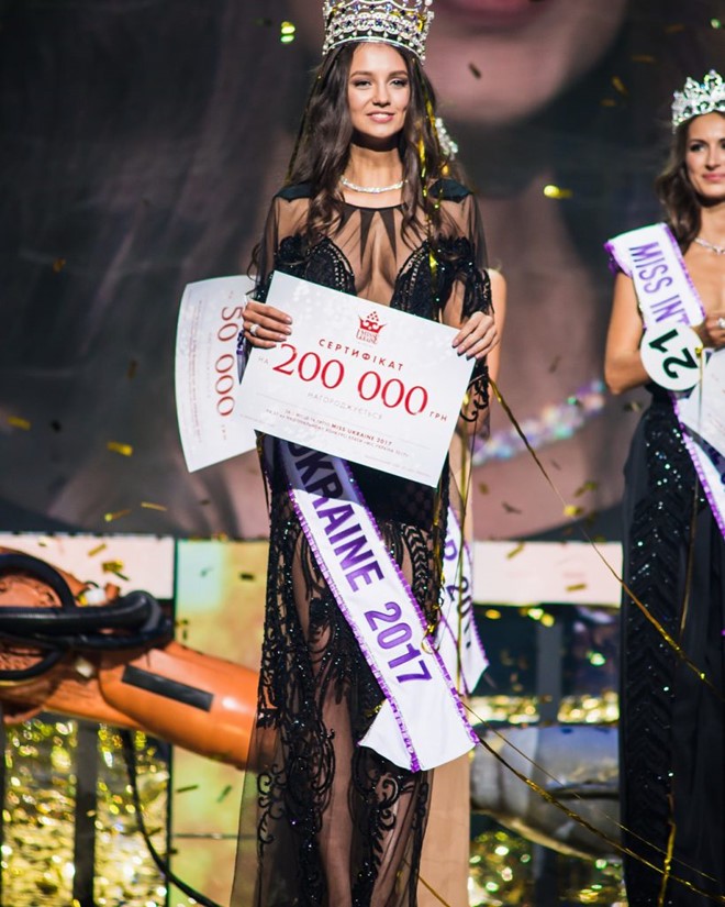 Co gai nguc tran lao len san khau phan doi cuoc thi Miss Ukraine